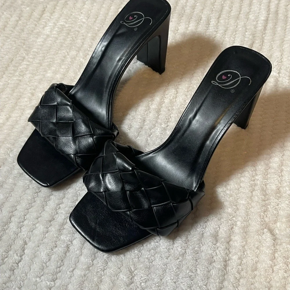 Elegant Black Woven Strap Heels - Picture 8 of 9